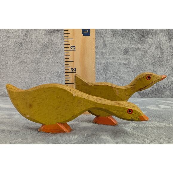 Dept 56 vintage wooden yellow ducks Christmas or Easter village pieces - Picture 4 of 6